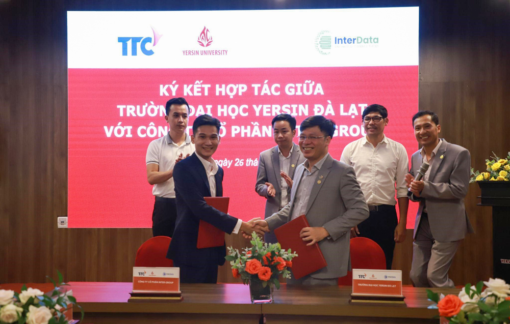 Lễ ký kết MOU giữa InterData và Trường Đại học Yersin Đà Lạt